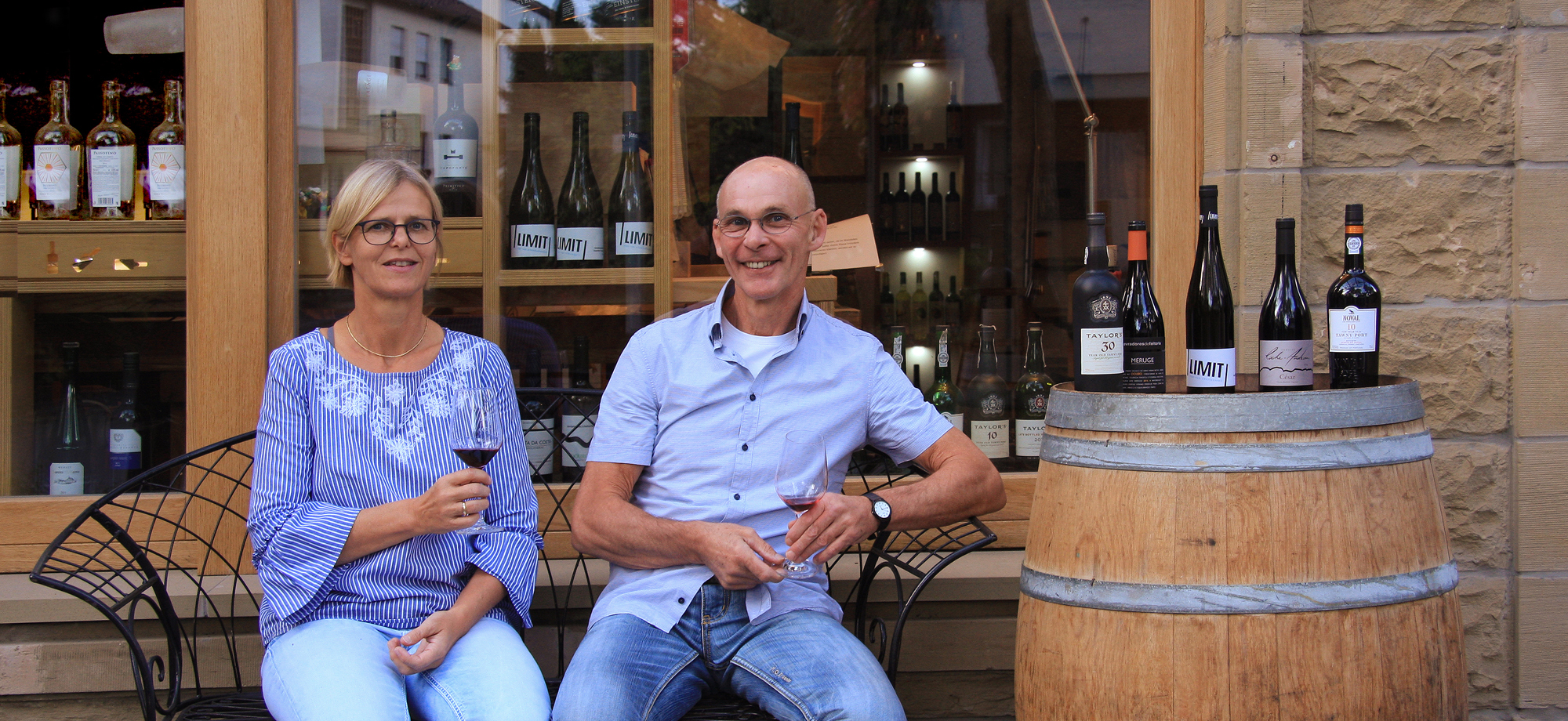 Weinhändler Rudolph vor ihrem Weinladen